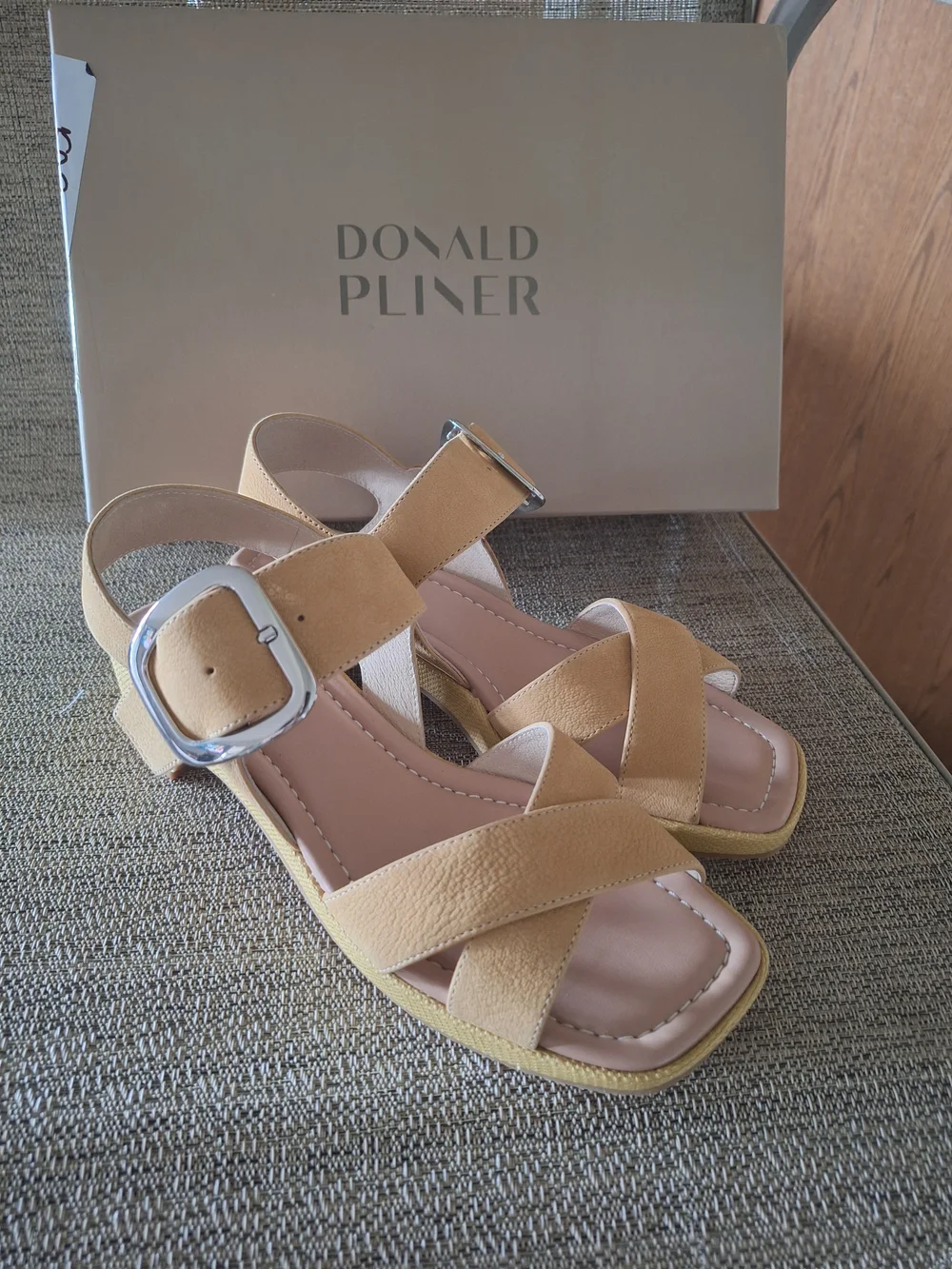 NIB Donald J. Pliner Women's Tan Buckle Sandal Size 6